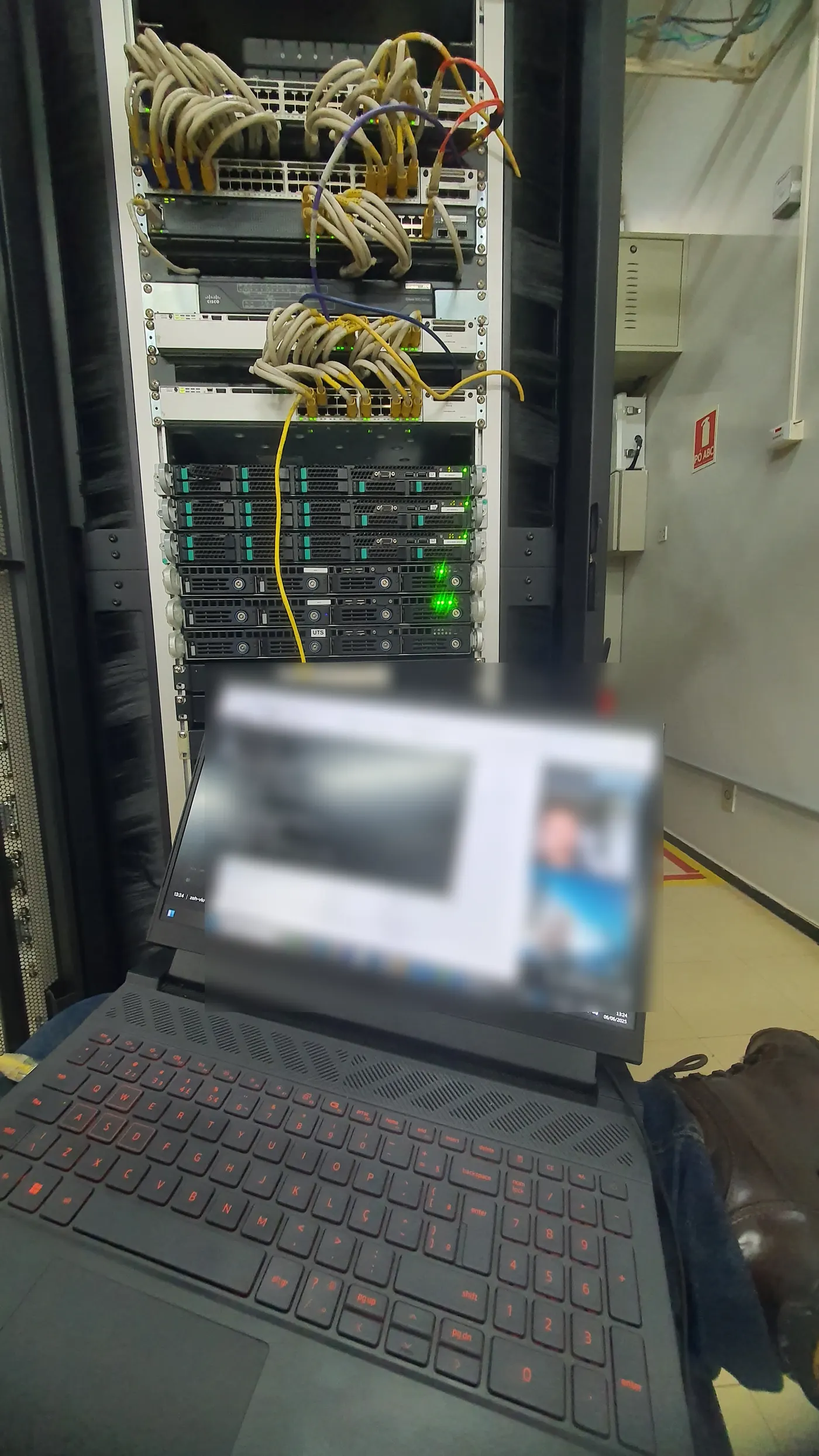 Testes de conectividade em campo, com notebook conectado ao rack de servidores